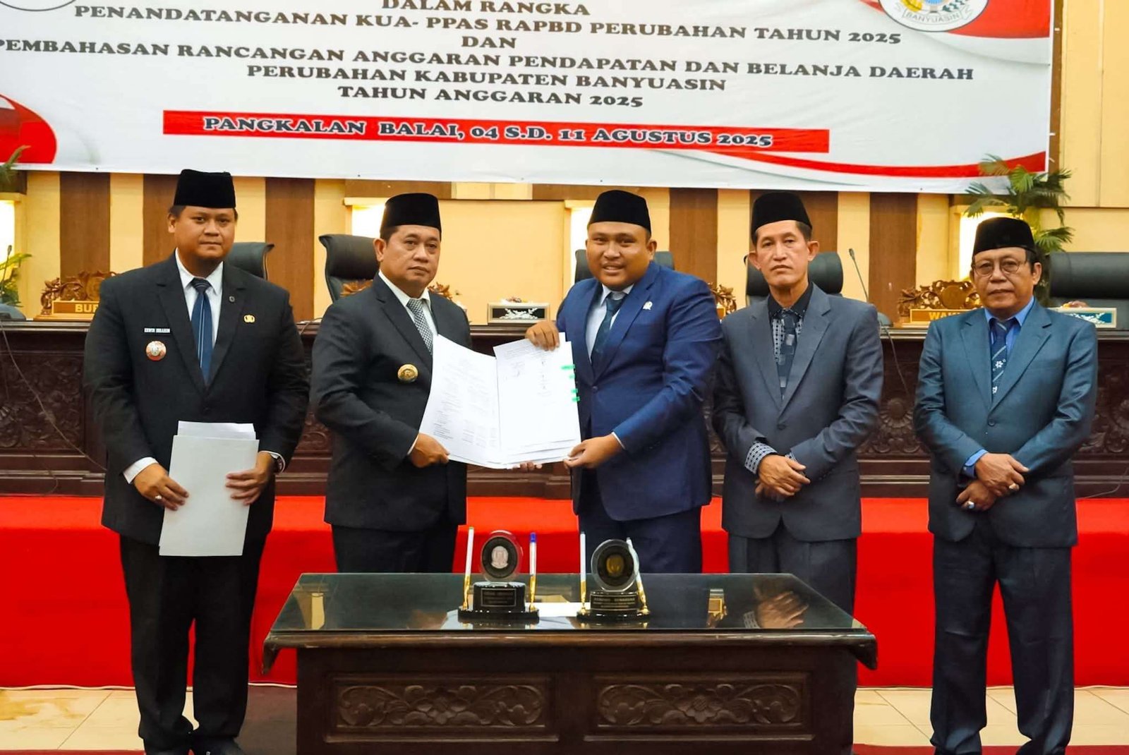 Bupati Banyuasin, Askolani (kiri) dan Ketua DPRD Banyuasin, Abdul Rais (kanan) usai penandatanganan persetujuan bersama terkait Rancangan APBD Perubahan Tahun Anggaran 2025, Senin (11/8/2025). (Foto: Humas Pemkab Banyuasin)
