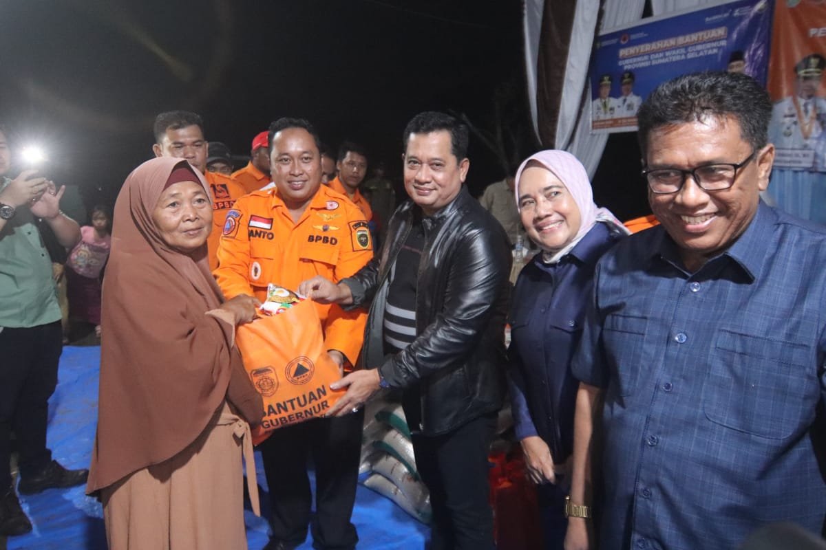 Bupati Banyuasin Turun Langsung Berikan Bantuan Korban Puting Beliung Kecamatan Muara Sugihan