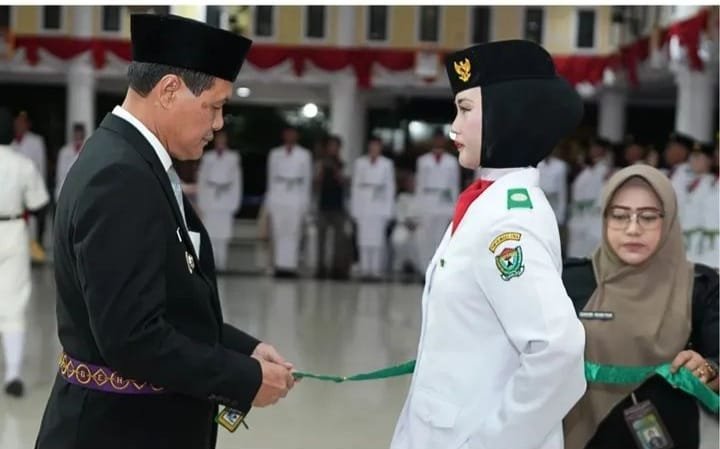 Bupati Muara Enim, H. Edison mengukuhkan 50 Anggota Pasukan Pengibar Bendera Pusaka