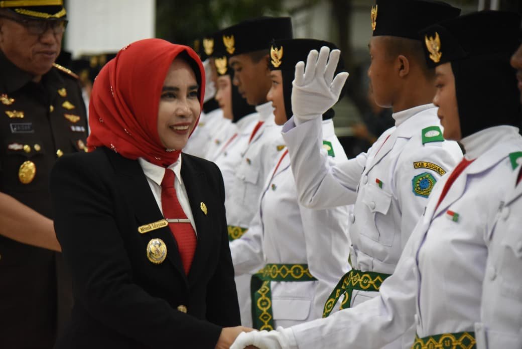 Wakil Bupati Sidoarjo, Hj. Mimik Idayana, resmi mengukuhkan 76 anggota Pasukan Pengibar Bendera Pusaka