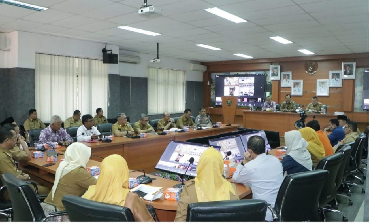 Bupati Muara Enim, Edison saat memaparkan capaian dan inovasi Pemkab. Muara Enim mewujudkan KKS pada Verifikasi lanjutan KKS Tingkat nasional tahun 2025 melalui virtual zoom meeting, Senin (25/8).