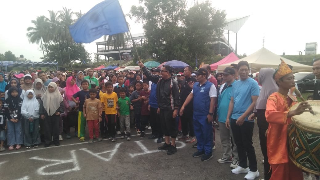 Ketua DPD Partai Amanat Nasional (PAN) Penukal Abab Lematang Ilir (PALI) H. Ubaidillah melepas ribuan peserta jalan santai