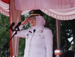 Netta Wabup Banyuasin Perempuan Pertama Jadi Irup Penurunan Bendera HUT RI
