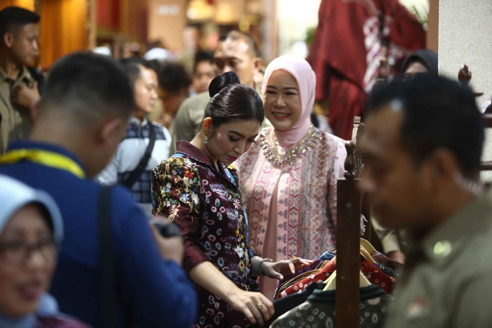 Ketua Umum Dewan Kerajinan Nasional (Dekranas), Selvi Ananda Gibran saat meninjau langsung Kriya Sriwijaya, Jumat (1/8/2025)