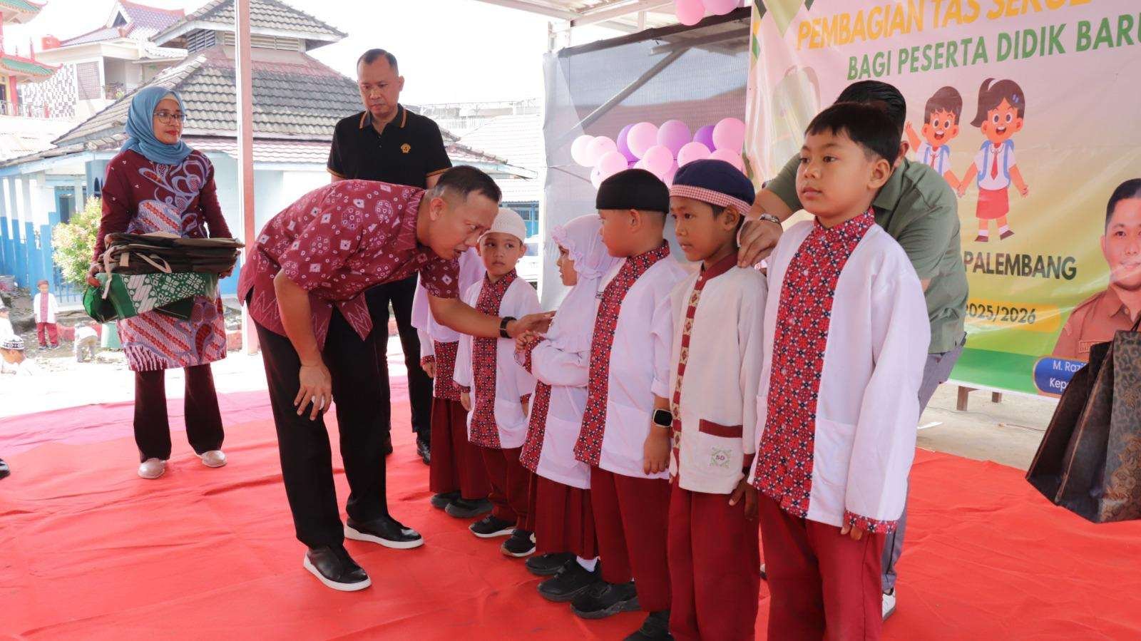 Kadisdik Amri Bagikan Ratusan Tas Dan Alat Tulis Di SDN 39