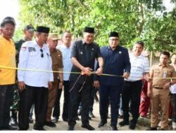 Penantian 10 Tahun, Bupati Resmikan Pembangunan Jalan Lingkar Desa Sekaligus Buka Turnamen Voli di Desa Pagar Dewa