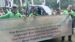 Berbagai elemen organisasi masyarakat yang tergabung dalam Forum Gabungan Masyarakat Peduli Sungai menggelar aksi damai di halaman Pemerintah kabupaten Muara Enim