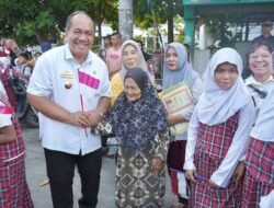Merah Putih Dibagikan di Jalanan Asahan
