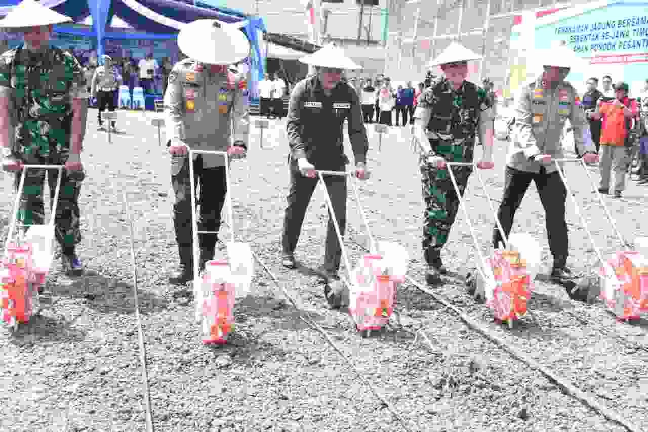 Bupati Sidoarjo H.Subandi bersama Kapolresta Sidoarjo Kombes Pol. Christian Tobing melaksanakan kegiatan penanaman jagung bersama santri