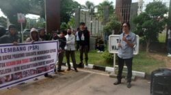 Ormas Pemerhati Situasi Terkini (PST) menggelar aksi damai didepan Kantor Kejaksaan Tinggi Sumsel