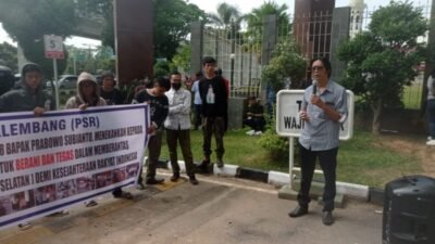 Ormas Pemerhati Situasi Terkini (PST) menggelar aksi damai didepan Kantor Kejaksaan Tinggi Sumsel