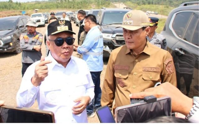 Wakil Gubernur Sumatera Selatan, H. Cik Ujang didampingi Bupati Muara Enim, H. Edison  pada kunjungan kerjanya di Kabupaten Muara Enim