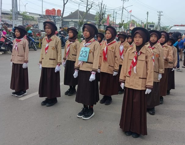Lomba Gerak Jalan Indah Antar Pelajar SD dan SMP Seru dan Meriah