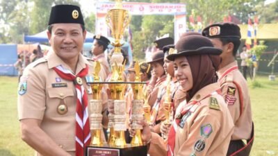Bupati Sidoarjo H. Subandi, yang juga Ketua Kwartir Cabang (Kwarcab) Gerakan Pramuka Sidoarjo, memimpin upacara peringatan Hari Pramuka ke-64 Tahun 2025