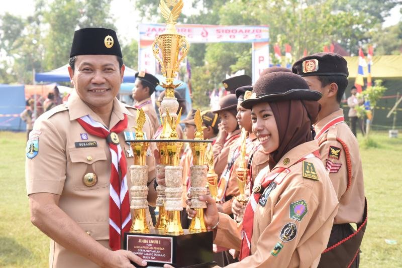 Bupati Sidoarjo H. Subandi, yang juga Ketua Kwartir Cabang (Kwarcab) Gerakan Pramuka Sidoarjo, memimpin upacara peringatan Hari Pramuka ke-64 Tahun 2025