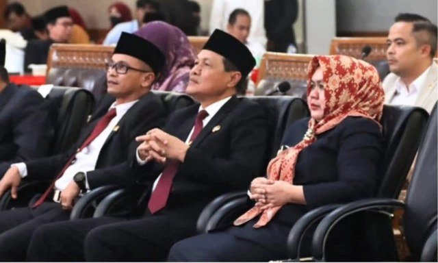 Bupati menyaksikan pidato kenegaraan didampingi Wakil Bupati Muara Enim, Sumarni