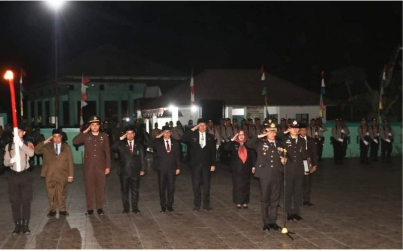 Bupati Muara Enim, H. Edison dan Wakil Bupati Muara Enim, Sumarni beserta Forkopimda, Sekretaris Daerah, Yulius dan Kepala OPD mengikuti apel kehormatan dan renungan suci yang digelar di Taman Makam Pahlawan