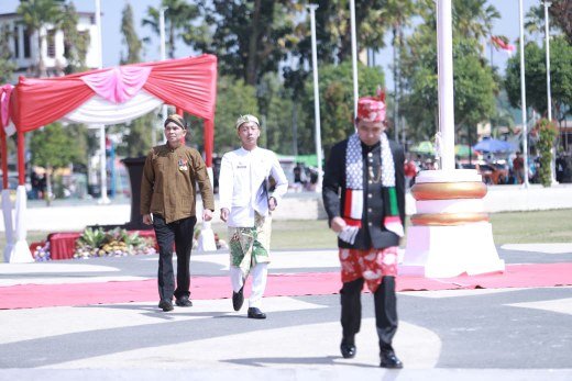 Bupati Jember Kenakan Selendang Palestina saat HUT RI ke-80