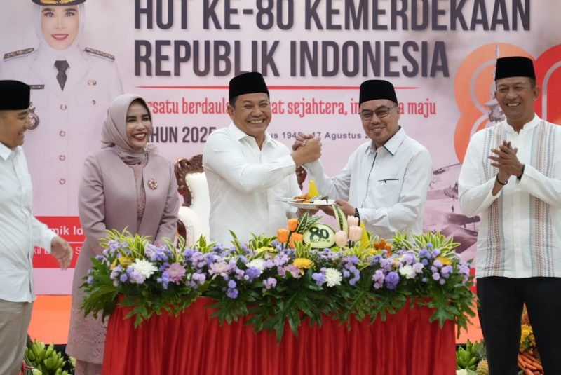 Pemerintah Kabupaten (Pemkab) Sidoarjo menggelar Malam Tasyakuran atau malam tirakatan untuk memperingati Hari Ulang Tahun (HUT) ke-80 Republik Indonesia.