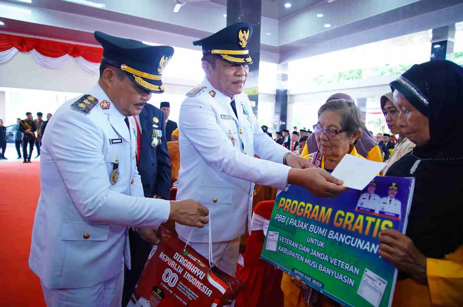 Berikan Bantuan Untuk Veteran Muba, Para UMKM dan Piagam Penghargaan