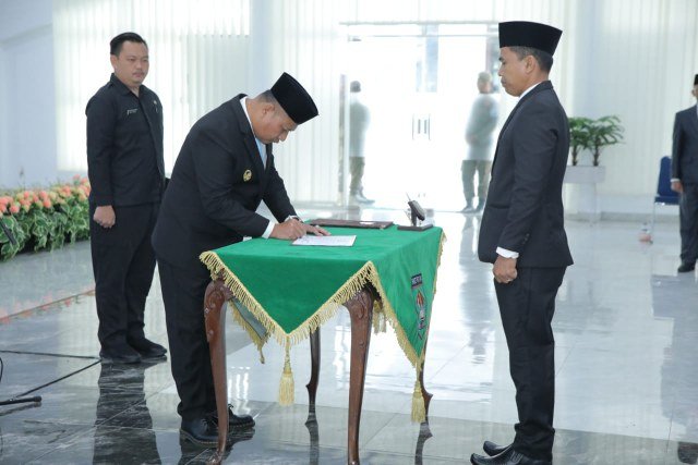Wakil Bupati Asahan, Rianto melantik Bukit Buchori Siagian, sebagai Kepala Pelaksana Badan Penanggulangan Bencana Daerah (BPBD) Kabupaten Asahan