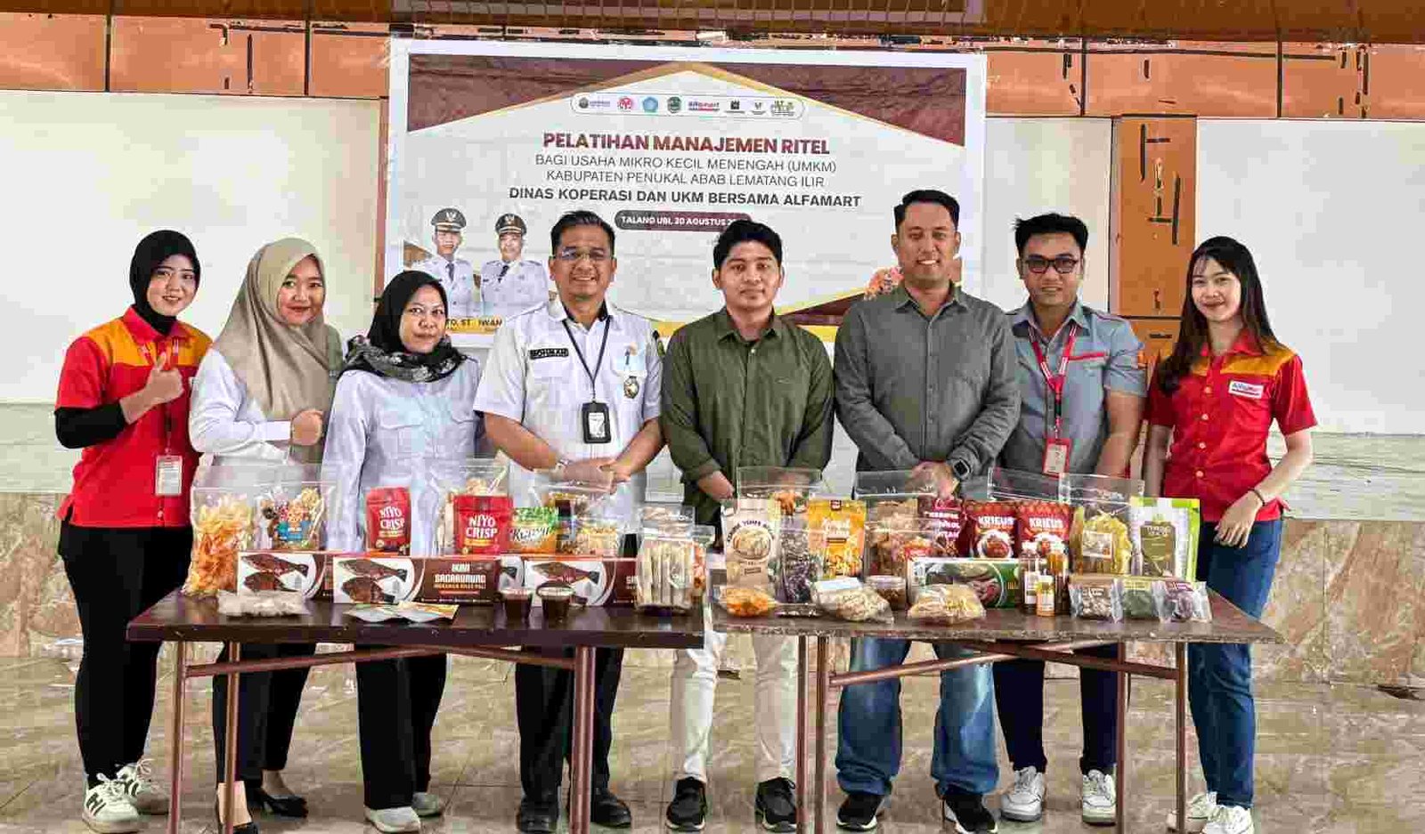 Alfamart bersama Dinas Koperasi dan UMKM Kabupaten PALI memberikan pelatih manajemen ritel bagi Usaha Mikro Kecil dan Menengah