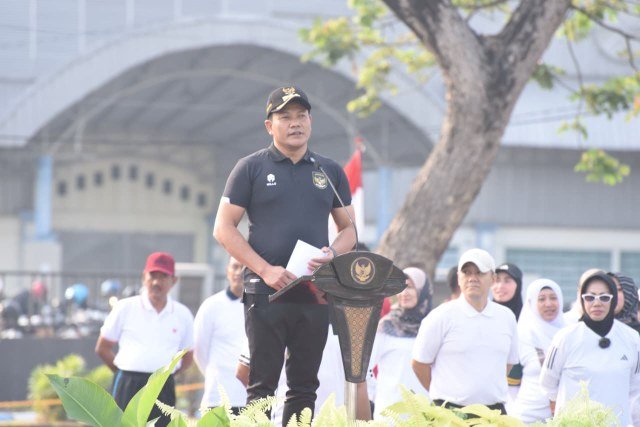 Bupati Sidoarjo, H. Subandi, saat memimpin Apel Akbar di Lapangan Parkir Timur GOR Delta Sidoarjo, Jumat (22/8/2025).