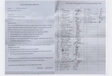 Puluhan warga RT.45 Kelurahan Kemang Agung, Kota Palembang, tanda tangani mosi tidak percaya terhadap Ketua RT