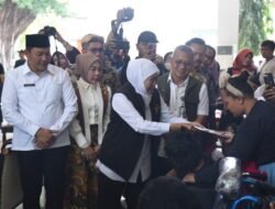 Khofifah Ingatkan Warga Sidoarjo: Bansos Rp 4,9 Miliar Jangan Lari ke Pinjol dan Judi Online