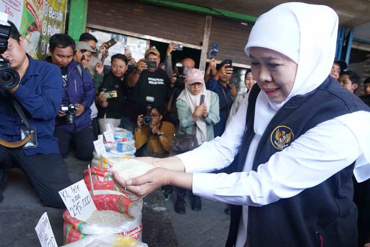 Gubernur Jawa Timur Khofifah Indar Parawansa bersama Bupati Sidoarjo H. Subandi turun langsung ke Pasar Larangan, Sidoarjo, Senin (25/8/2025).