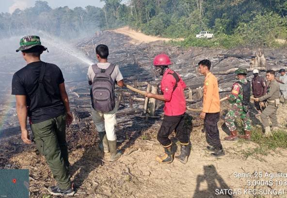 BPBD Kabupaten Muba bersama tim gabungan TNI, Polri, PT MAS, Manggala Agni, Satpol PP, serta perangkat Kecamatan bergerak cepat menaklukkan kobaran api yang melanda lahan warga di Desa Kerta Jaya, Kecamatan Sungai Keruh,