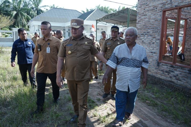 Wakil Bupati Asahan menyerahkan langsung bantuan dari Kementerian Sosial Republik Indonesia