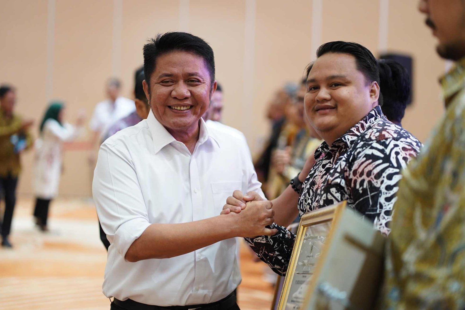 Gubernur Sumsel, H. Herman Deru, hadir langsung menyerahkan penghargaan