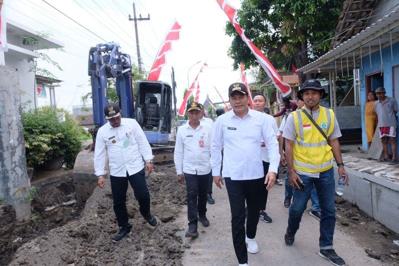 Bupati Sidoarjo, Subandi melakukan inspeksi mendadak (sidak) pada proyek betonisasi