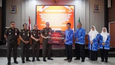 Kejaksaan Negeri (Kejari) Sidoarjo menyerahkan uang sitaan sebesar Rp 1.849.838.115 kepada manajemen Delta Tirta.