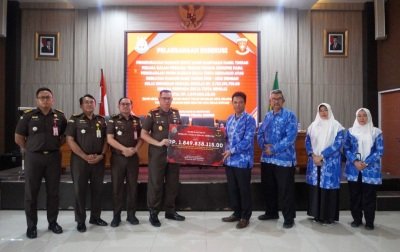 Kejaksaan Negeri (Kejari) Sidoarjo menyerahkan uang sitaan sebesar Rp 1.849.838.115 kepada manajemen Delta Tirta.