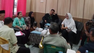 Suasana rapat di Kantor Lurah Kemang Agung, Kecamatan Kertapati,
