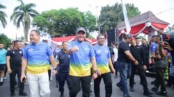 Gubernur Sumsel, Herman Seru saat mengikuti jalan sehat bersama Ikatan Keluarga Alumni Universitas Islam Indonesia