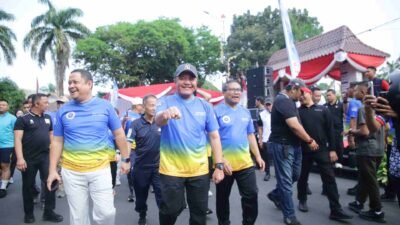 Gubernur Sumsel, Herman Seru saat mengikuti jalan sehat bersama Ikatan Keluarga Alumni Universitas Islam Indonesia