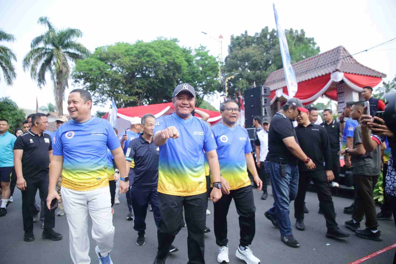 Gubernur Sumsel, Herman Seru saat mengikuti jalan sehat bersama Ikatan Keluarga Alumni Universitas Islam Indonesia