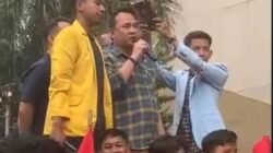 Ketua DPRD Sumsel disumpah dengan Al Qur'an untuk menyampaikan sederet aspirasi mahasiswa yang demo ke DPR RI.