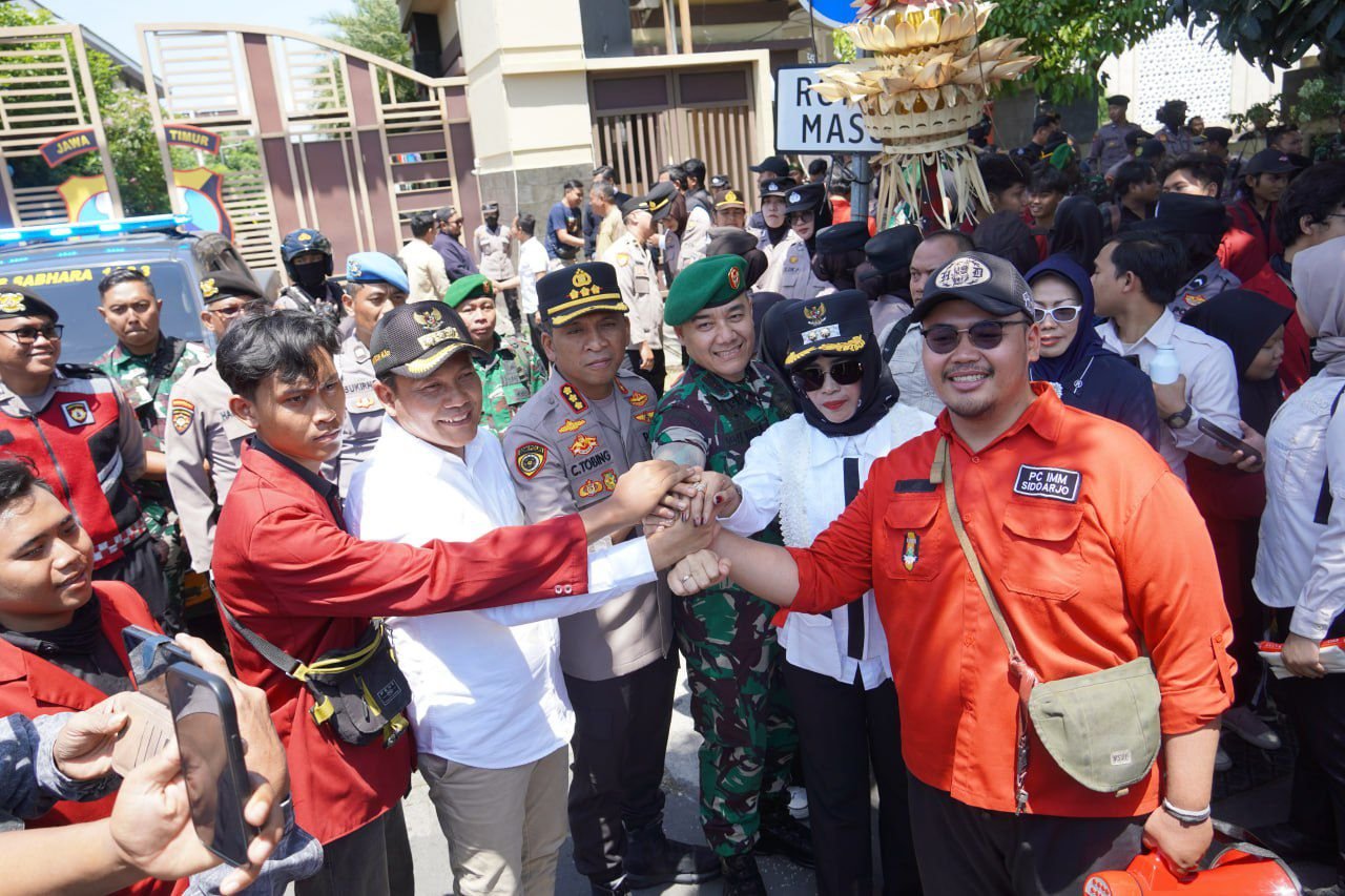 Puluhan mahasiswa Pimpinan Cabang Ikatan Mahasiswa Muhammadiyah (PC IMM) Sidoarjo menggelar aksi “Reformasi Polri, Tuntut Kapolri Mundur
