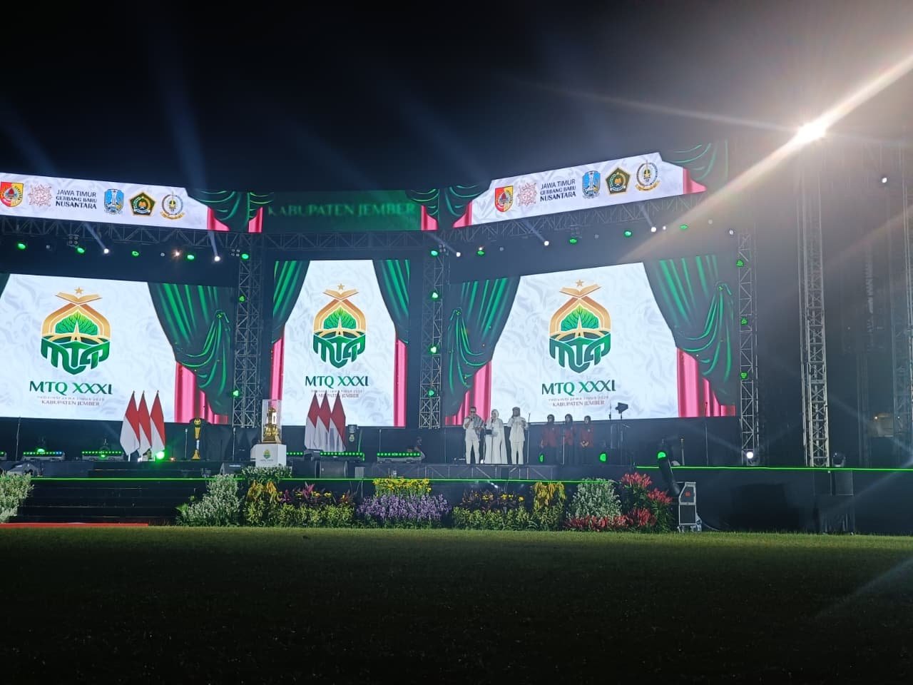 Musabaqah Tilawatil Qur’an (MTQ) XXXI tingkat Provinsi Jawa Timur resmi dibuka di Stadion Jember Sport Garden, Kecamatan Ajung, pada Sabtu malam