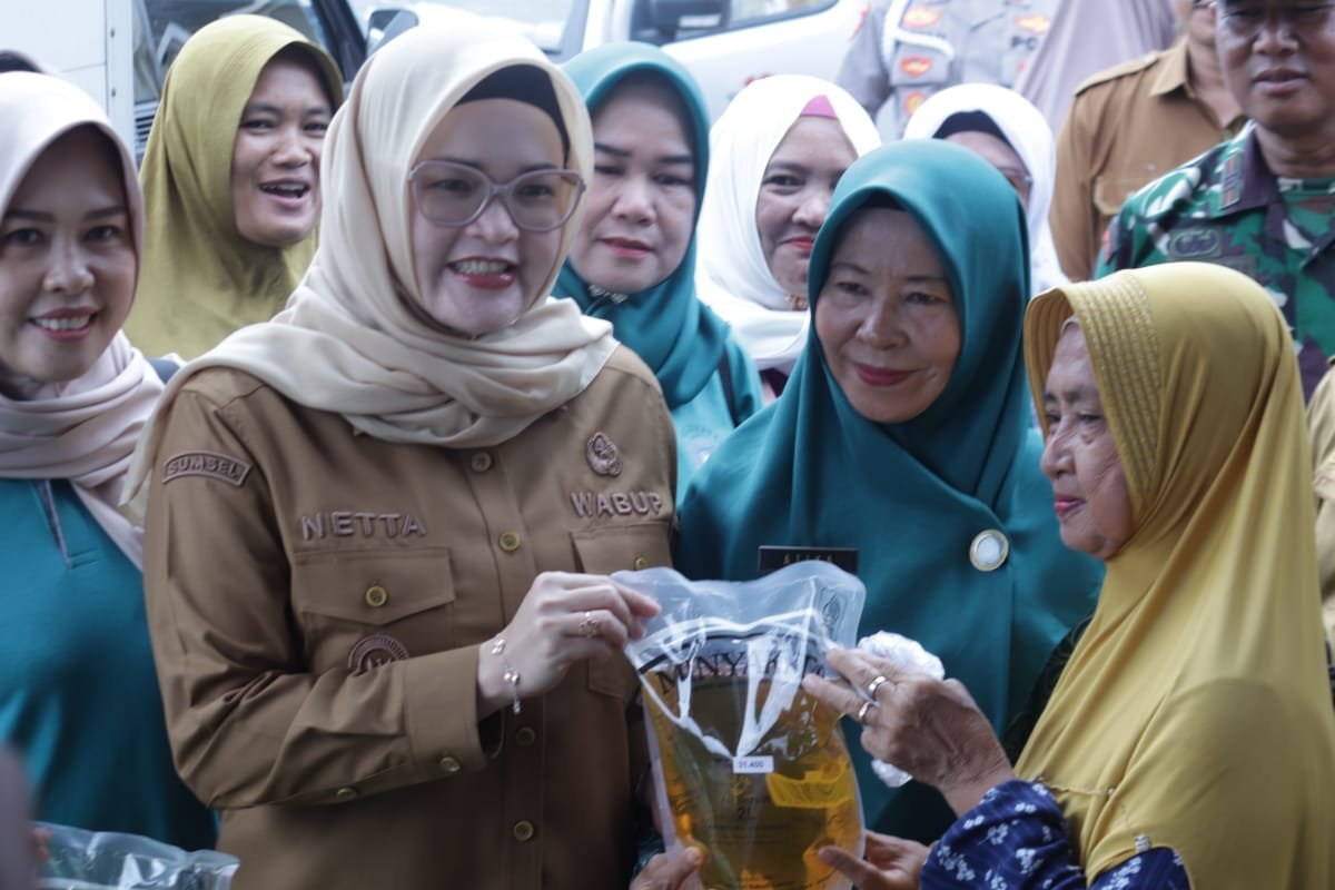 Wakil Bupati Banyuasin Netta Indian saat meninjau operasi pasar murah