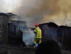 Si Jago Merah Hanguskan Enam Rumah di Lorong Khotib Tangga Buntung