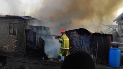 Petugas pemadam kebakaran berjibaku padamkan api