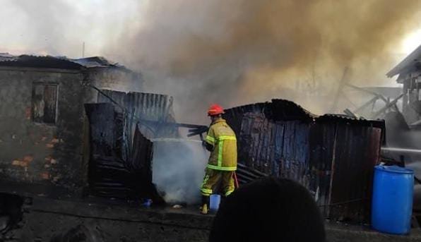 Petugas pemadam kebakaran berjibaku padamkan api