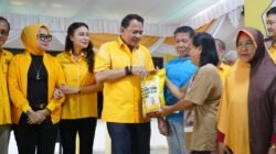 DPD Partai Golkar Sumatera Selatan menggelar bakti sosial dengan membagikan bantuan beras 20 ton kepada masyarakat di Kota Palembang,
