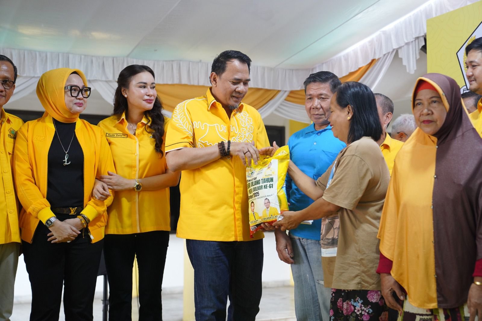 DPD Partai Golkar Sumatera Selatan menggelar bakti sosial dengan membagikan bantuan beras 20 ton kepada masyarakat di Kota Palembang,