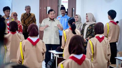 Presiden Prabowo Subianto meninjau Sekolah Rakyat Menengah Atas (SRMA) Margaguna di Jakarta Selatan, pada Kamis, 11 September 2025. (Foto: BPMI Setpres)